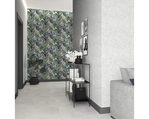 Decoratief interieur met patroonbehang, rek en kamerplant in een lichte ruimte.