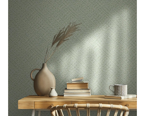 Decoratieve muur met behang, tafel, vaas en boek