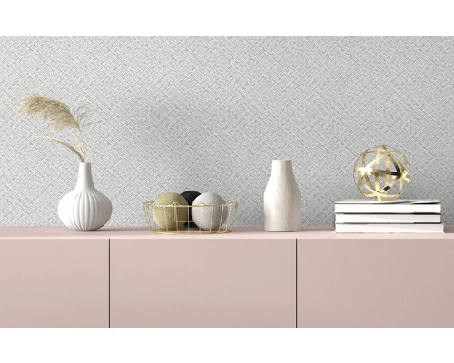 Decoratieve objecten op een dressoir voor een patroonbehang