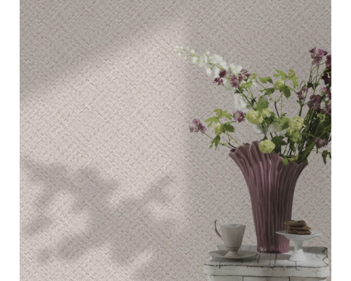 Behang met visgraatmotief in kamer met bloemstuk