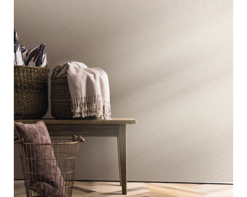 Scene met patroonbehang, houten vloer en decoratieve manden op een houten tafel.