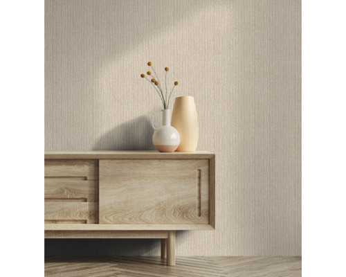 Scene met patroonbehang, houten dressoir en vazen