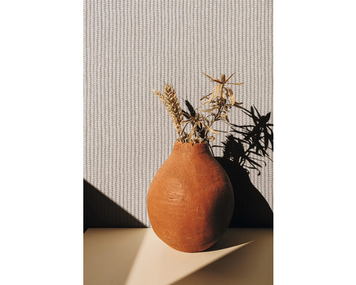 Decoratieve vaas met droogbloemen voor een gestructureerd behang