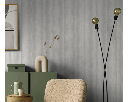 Woonkamer met grijs behang, vloerlamp en groene meubels voor een gezellige sfeer