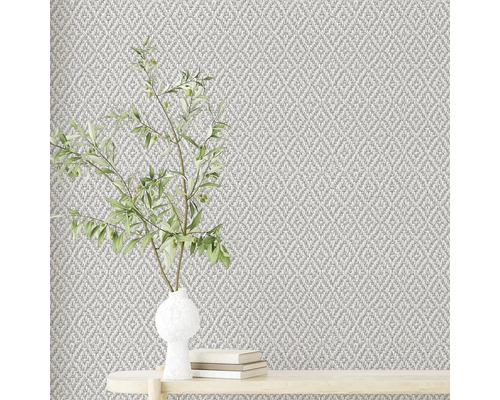 Close-up van een gestructureerd behang met een plantenarrangement op een tafel