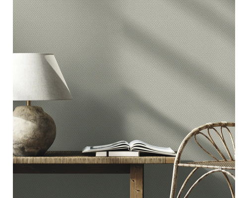 Behang met motief in woonkamer met lamp, bank en stoel