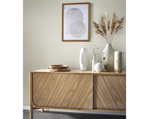 Lichte kamer met patroonbehang, houten dressoir en decoraties