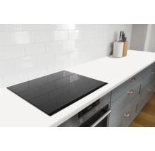 Zwarte kookplaat ingebouwd in een moderne keuken.