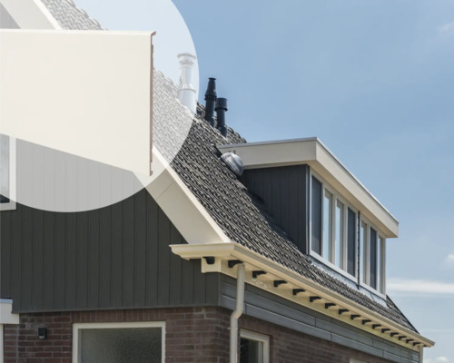 ESCADE Boeibord RAL9001 crème wit, 16x300x3000mm, 2 stuks Gevel van een huis met dakraam en dakgoot