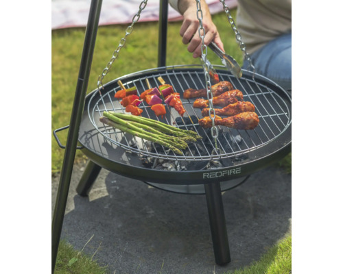 Driepoot barbecue met gegrilde producten en het opschrift RedFire