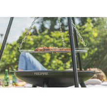 Driepootbarbecue met gegrild eten en RedFire logo voor outdoor barbecueplezier