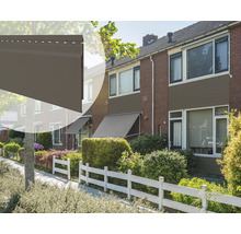 Uitzicht op een huis met een grijs zonnescherm