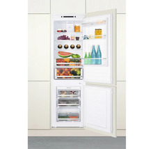 Geopende inbouwkoelkast met diverse levensmiddelen.