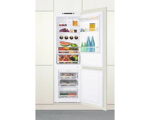 Geopende inbouwkoelkast met diverse levensmiddelen.