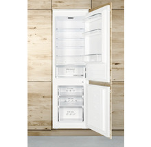 Geopende inbouwkoelkast met meerdere compartimenten voor het bewaren van voedsel