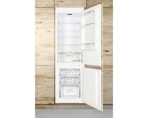 Geopende witte inbouwkoelkast met meerdere compartimenten