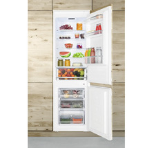 Geopende koelkast gevuld met diverse etenswaren