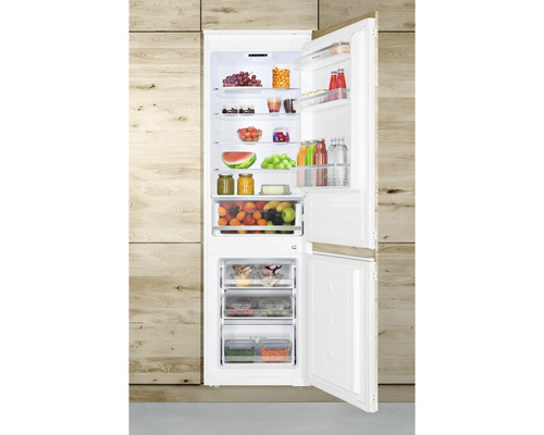 Geopende koelkast gevuld met diverse etenswaren