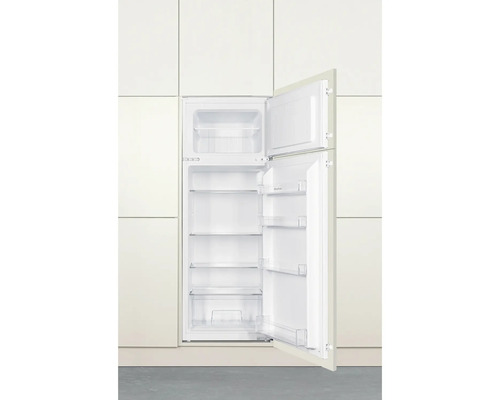 Geopende koelkast met vriesvak