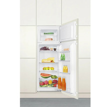 Geopende koelkast gevuld met etenswaren