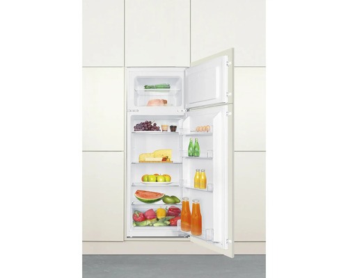 Geopende koelkast gevuld met etenswaren