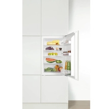 Inbouwkoelkast met open deur en levensmiddelen