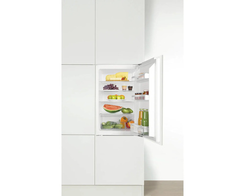 Inbouwkoelkast met open deur en levensmiddelen