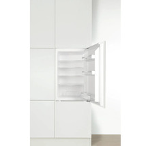 Geïntegreerde koelkast met open deur in een witte keukenopstelling.