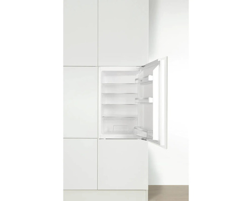 Geïntegreerde koelkast met open deur in een witte keukenopstelling.