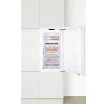 Inbouw diepvriezer met open deur en levensmiddelen