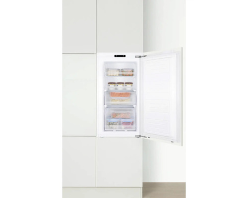 Inbouw diepvriezer met open deur en levensmiddelen