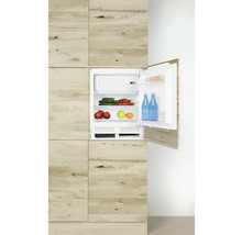 Geïntegreerde koelkast met houtlook, open deur en voedsel