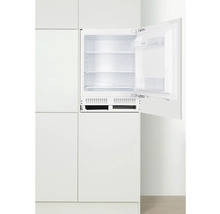 Ingebouwde koelkast met open deur.