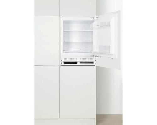 Ingebouwde koelkast met open deur.