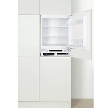 Geïntegreerde koelkast met open deur in een keukenblok