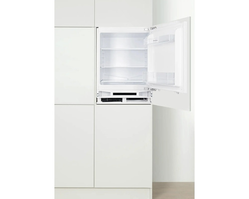 Geïntegreerde koelkast met open deur in een keukenblok