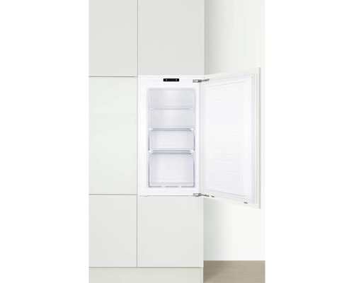 Inbouw diepvrieskast met open deur en drie laden in een witte keukenkast.