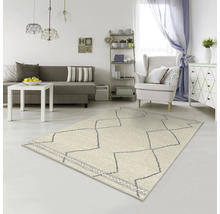 Woonkamer met bank, fauteuil, commode en gemustereerd vloerkleed