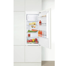 Geïntegreerde koelkast met open deur en diverse etenswaren binnenin