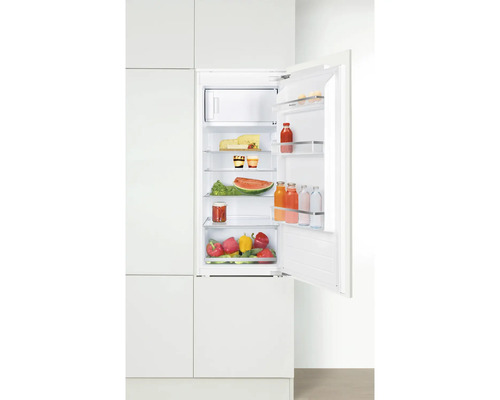 Geïntegreerde koelkast met open deur en diverse etenswaren binnenin