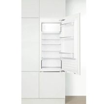 Geopende inbouwkoelkast met meerdere planken