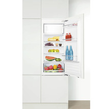 Geïntegreerde koelkast met open deur, gevuld met levensmiddelen zoals kaas, fruit en groenten.