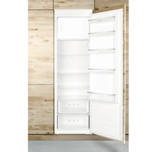 Geopende, witte koelkast met planken en laden