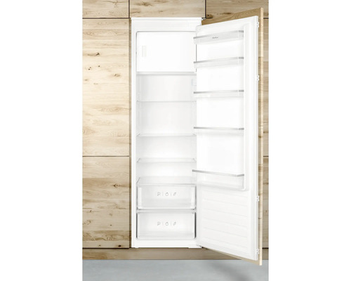 Geopende, witte koelkast met planken en laden