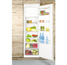 Geopende koelkast gevuld met levensmiddelen