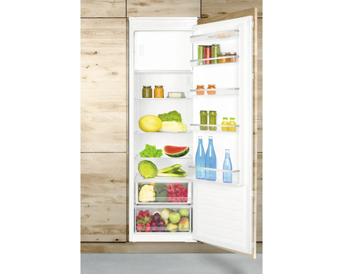 Geopende koelkast gevuld met levensmiddelen