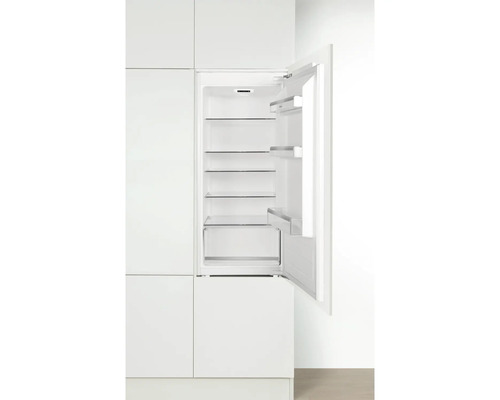 Inbouwkoelkast met open deur, voorzien van glazen planken en deurvakken.