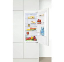 Geopende inbouwkoelkast gevuld met boodschappen in een heldere keuken