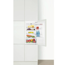 Inbouwkoelkast met open deur en levensmiddelen