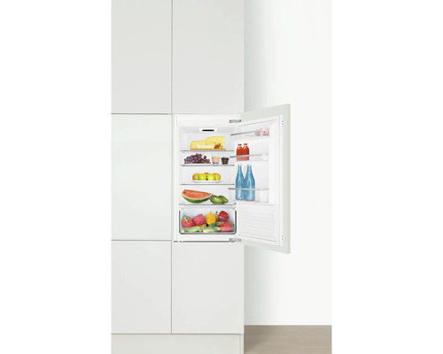 Inbouwkoelkast met open deur en levensmiddelen